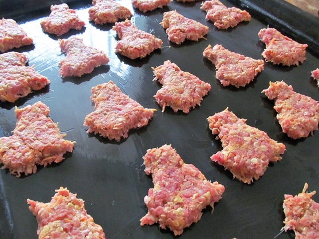 Vaříme pro kočky: recept na hovězí mrkvánky - Vyrovnané na plechu