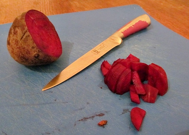 Vaříme pro kočky: recept na bochánky s červenou řepou - Nakrájíme červenou řepu