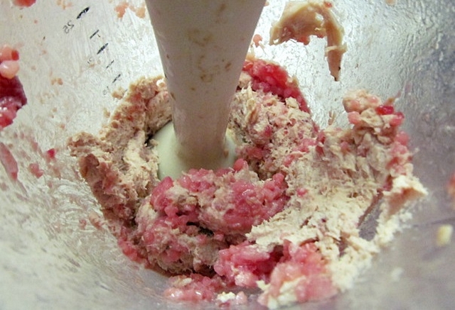 Vaříme pro kočky: recept na bochánky s červenou řepou - Směs rozmixujeme