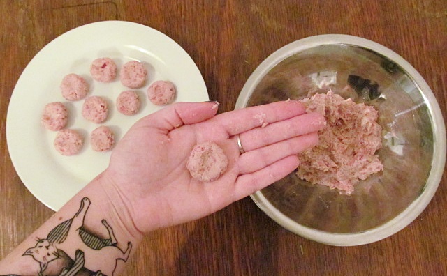 Vaříme pro kočky: recept na bochánky s červenou řepou - Děláme bochánky