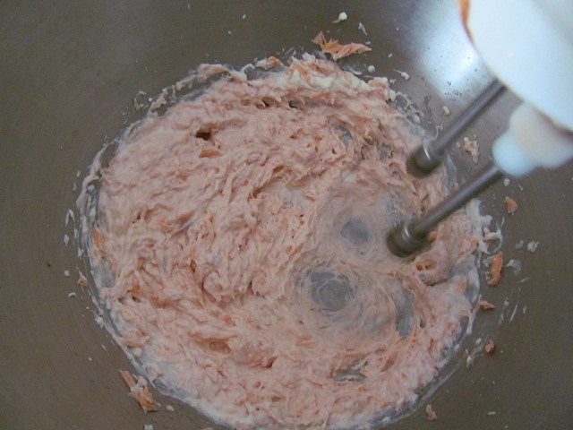 Vaříme pro kočky: recept na lososovou pěnu - Maso šleháme s lučinou