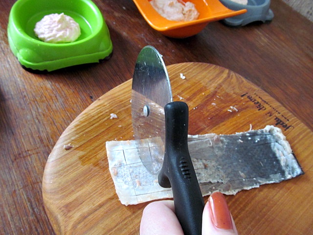 Vaříme pro kočky: recept na lososovou pěnu - Kůži nakrájíme